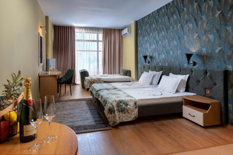 TV and multimedia, Photo of the whole room, Seating area, Bedroom
