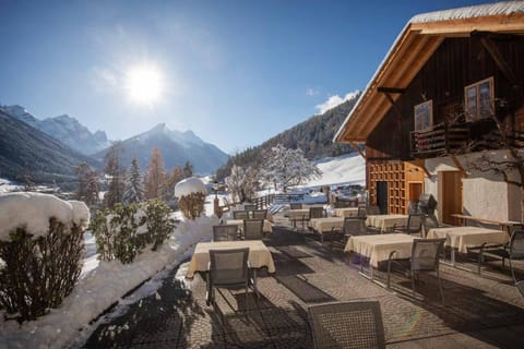 Restaurant/places to eat, Balcony/Terrace