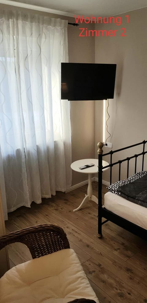 2x Monteurwohnung 1x 2 kleine Einzelzimmer 1x Doppelbett und Schlafcouch im Wohnbereich Apartment in Siegen