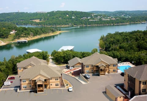 Property building, Neighbourhood, Natural landscape, Bird's eye view, On site, Lake view, Pool view, Street view, Area and facilities, Swimming pool, Swimming pool