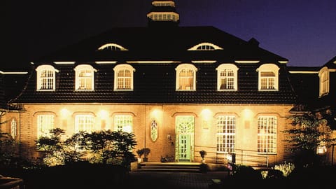 Property building, Facade/entrance, Night