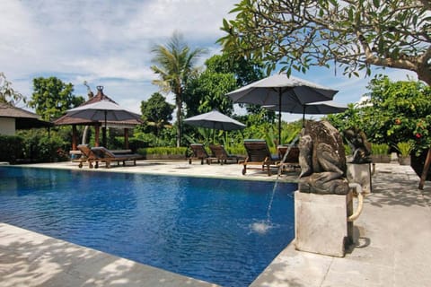 Swimming pool, sunbed