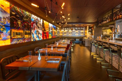 Restaurant/places to eat, Lounge or bar, Food and drinks