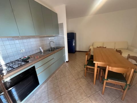 Kitchen or kitchenette, Dining area, oven, stove