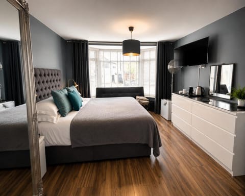 Bed, TV and multimedia, Photo of the whole room, Bedroom