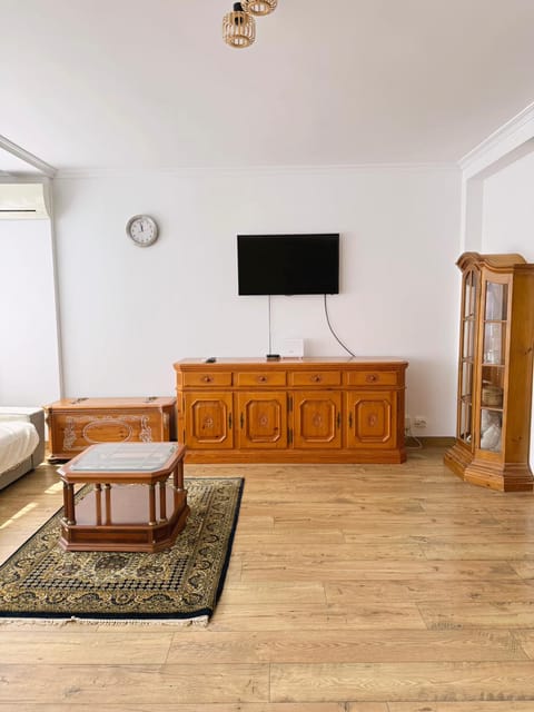 TV and multimedia, Living room, Seating area, air conditioner