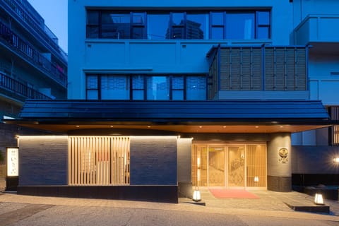 Property building, Facade/entrance, Night