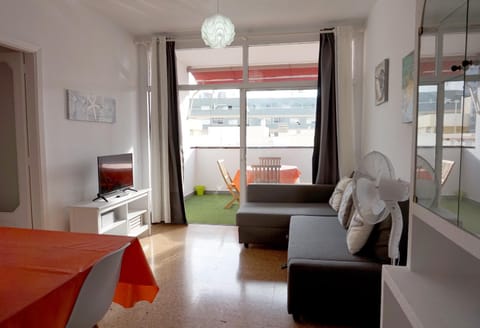 TV and multimedia, Balcony/Terrace, Living room, Dining area, City view, Sea view, Street view, Quiet street view
