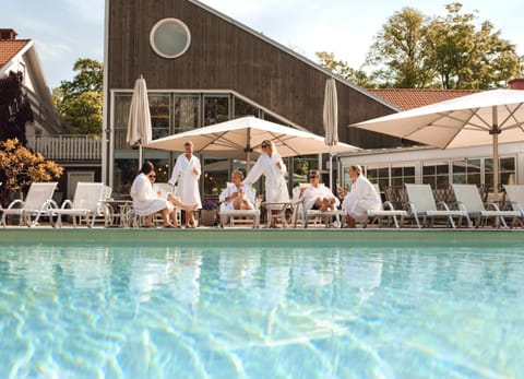 Property building, Facade/entrance, Spa and wellness centre/facilities, Swimming pool