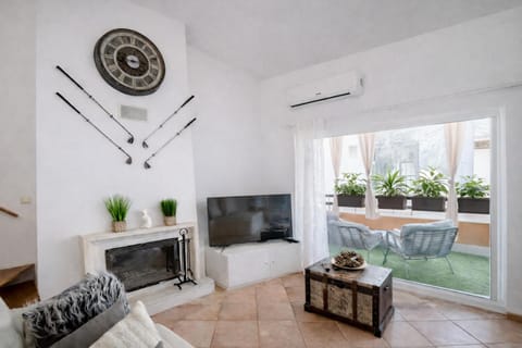 TV and multimedia, Living room, Seating area, fireplace
