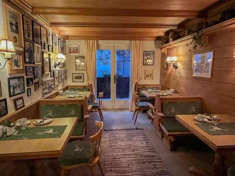 Restaurant/places to eat, Seating area