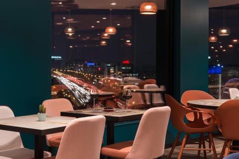 Lounge or bar, City view