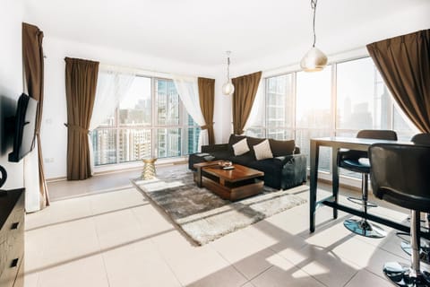 TV and multimedia, Living room, Photo of the whole room, Decorative detail, Dining area, City view