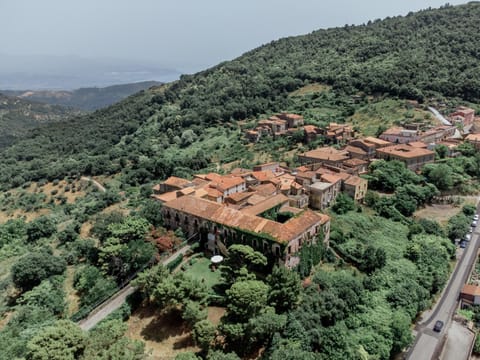 Property building, Day, Neighbourhood, Natural landscape, Bird's eye view, City view, Mountain view, Street view