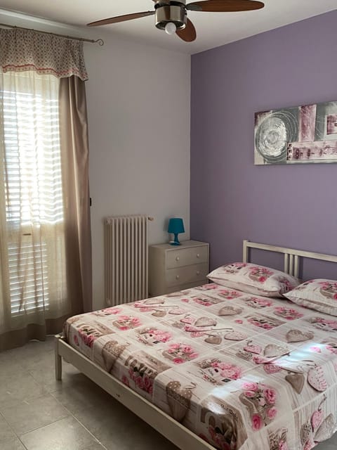 Bed, Photo of the whole room, Bedroom, fireplace