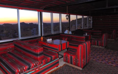 Restaurant/places to eat, Balcony/Terrace, On site, City view, Mountain view, Sunset