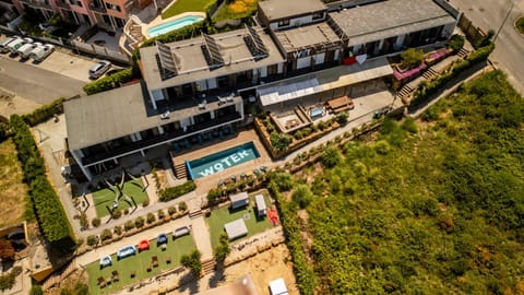 Property building, Garden, Swimming pool