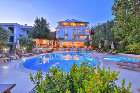 Property building, Restaurant/places to eat, Spring, Bird's eye view, Summer, Garden, Balcony/Terrace, Lounge or bar, Decorative detail, Floor plan, Beach, Autumn, Guests, Garden view, Pool view, Sea view, Swimming pool, Breakfast, Location, Sunset, Parking, sunbed
