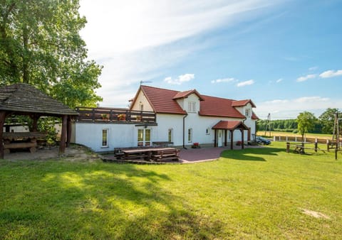 Shower, Property building, Patio, Natural landscape, BBQ facilities, Children play ground, Garden, Bathroom, Coffee/tea facilities, Balcony/Terrace, Kitchen or kitchenette, Living room, Seating area, Dining area, Evening entertainment, Bedroom, Pets, Area and facilities