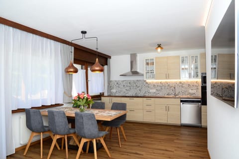 TV and multimedia, Kitchen or kitchenette, Living room, Seating area, Dining area, oven, stove