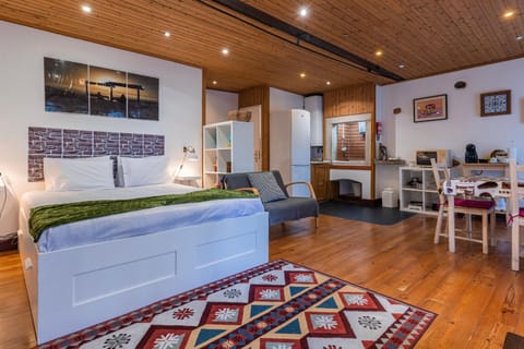 Bed, Kitchen or kitchenette, Seating area