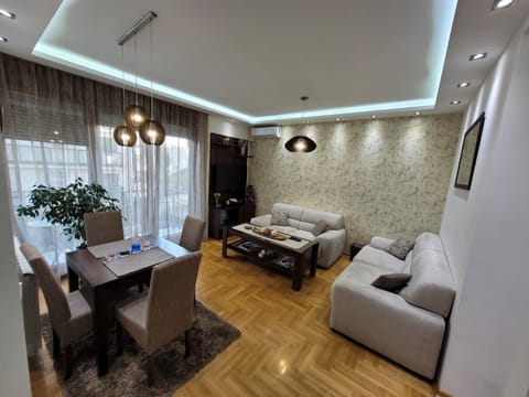 Nightclub / DJ, Living room