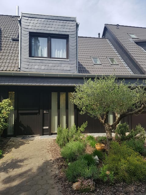 Facade/entrance, Spring