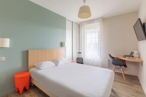 Bed, TV and multimedia, Bedroom