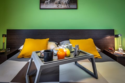 Bed, Food and drinks, Bedroom