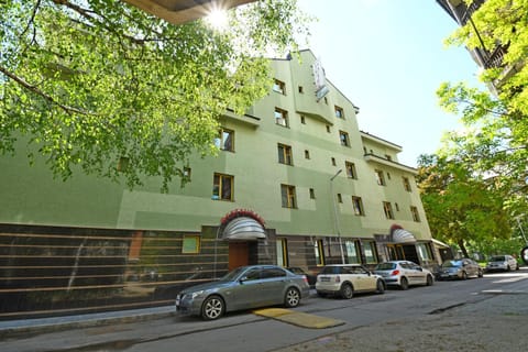 Property building, Day, Neighbourhood, Street view, Location