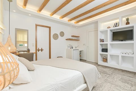 Bed, TV and multimedia, Bedroom