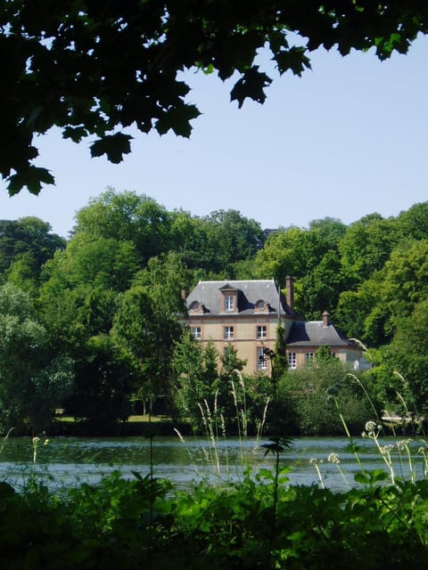 Château Rouillon d'Allest Bed and Breakfast in Fontainebleau