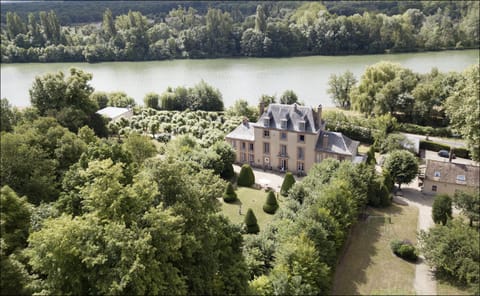 Château Rouillon d'Allest Bed and Breakfast in Fontainebleau