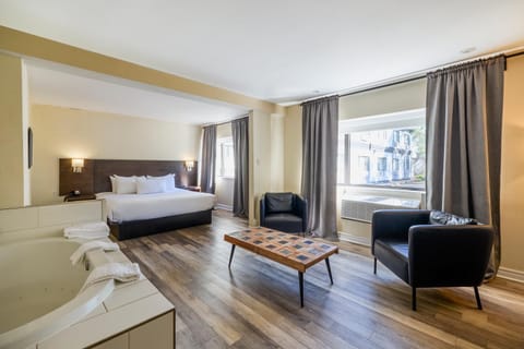 Bed, Hot Tub, Seating area, Bedroom