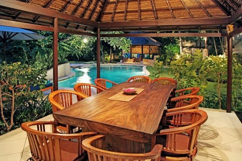 Garden, Dining area, Pool view