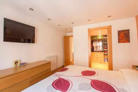 Bed, Balcony/Terrace, Bedroom, Street view, Family, Quiet street view