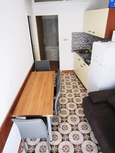 Kitchen or kitchenette, Living room, Seating area, Dining area