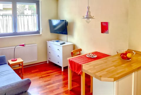 Communal lounge/ TV room, TV and multimedia, Living room, Seating area, Dining area