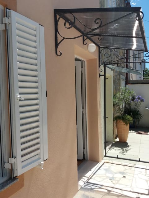 Patio, Facade/entrance