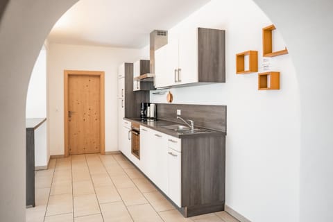 Kitchen or kitchenette, dishwasher, stove