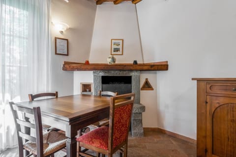 Dining area, fireplace