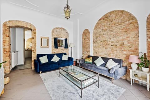 TV and multimedia, Living room, Decorative detail, Seating area