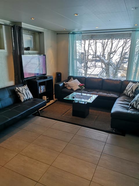 Communal lounge/ TV room, TV and multimedia, Living room, Seating area