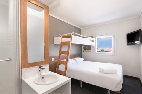 Bed, TV and multimedia, Photo of the whole room, bunk bed