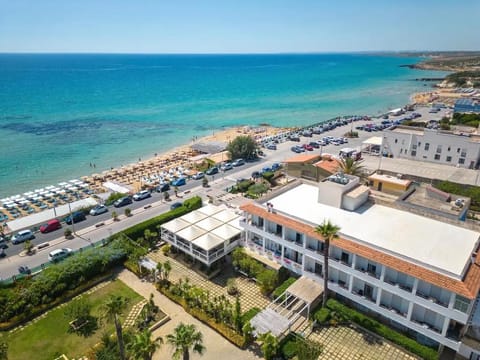 Property building, Nearby landmark, Natural landscape, Bird's eye view, Beach, Sea view, Street view, Location, Parking