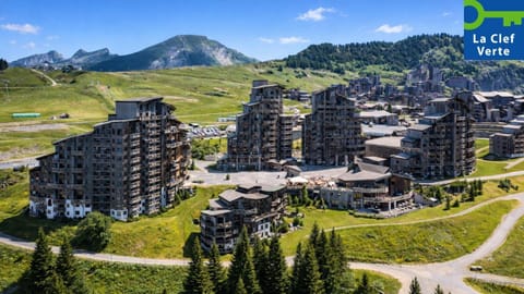 Property building, Nearby landmark, Day, Neighbourhood, Natural landscape, Bird's eye view, City view, Mountain view, Street view