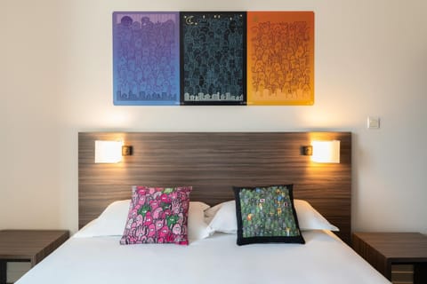 Bed, Decorative detail, Bedroom, internet, pet friendly, air conditioner