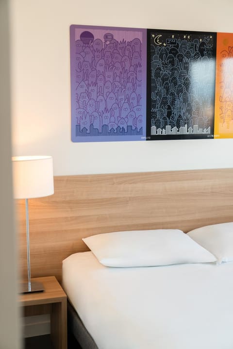 Bed, Photo of the whole room, Decorative detail, Bedroom, internet