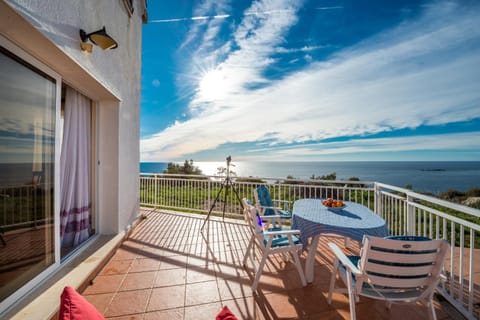 Property building, Balcony/Terrace, Seating area, Sea view