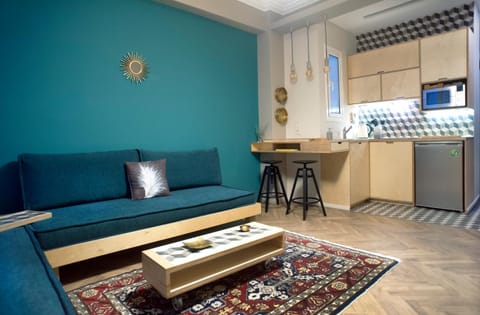 Kitchen or kitchenette, Living room, Seating area, Dining area, minibar